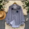 Camisa com Bordado Floral Listrado Estilo Coreano Feminina Manga Longa Cardigã Solto Redutor de Idade Versátil Top para o Dia a Dia Coleção Outono 2026
