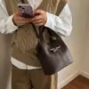 Bolso tipo cubo simple y elegante de alta calidad con patrón de lichi para mujer, nuevo estilo Primavera 2026, bolso de mano y bandolera para el día a día