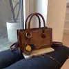 Bolso de Mano Pequeño Retro Otoñal para Mujer 2025 Otoño e Invierno Nuevo Bolso de Hombro Casual de Moda Bolso de Nicho