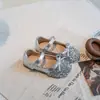 Sapatos de Cristal para Meninas Verão 2025 Novos Laço Moda Sapatos de Princesa Sapatos Pequenos de Couro Sapatos Baixos Macios para Crianças Bebês