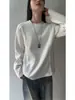Sudadera de cuello redondo patchwork deconstruido en blanco para hombre, camiseta de manga larga de peso pesado para otoño, ajuste regular, capa interior estilo americano