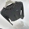 Camiseta Henley Listrada Long-Termism Slim Fit com Cintura Franzida e Bordado de Letra Manga Longa Gola Henley Camisa Base Top para Primavera