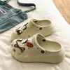 Song Xiaoke 2026 Modelo Nuevo para Aumentar la Altura Suela Gruesa Simples Casuales EVA Puntera Cerrada Zuecos para Mujeres y Parejas para Uso al Aire Libre