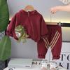 Primavera nuevo traje de dinosaurio tridimensional con capucha y cremallera oblicua para niños, dibujos animados estilo occidental, conjunto de dos piezas para niños, fabricante de origen