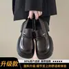 Sapatos femininos de couro com sola grossa estilo Hong Kong 2026 primavera couro genuíno retrô estilo britânico que aumentam a altura mocassins JK sapatos de calçar