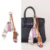 Diseño de Lujo Ligero Europeo y Americano Bufanda de Seda con Borlas Accesorio Colgante Pequeño de Zapatilla Marca H Versátil para Bolsos y Llaves de Coche