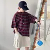 Camiseta de Manga Curta para Meninos Verão 2026 Novo Estilo para Crianças Maiores, Roupa de Verão Fina, Top Listrado Estiloso para Crianças