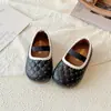 Sapatos de Princesa com Lantejoulas para Meninas Novo Estilo Primavera/Outono 2026 Sapatos de Couro Slip-on Infantis Mocassins Estilo Doce para Bebê Menina