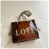 Nova Bolsa de Ombro Estilosa com Estampa de Letras em PVC, Versátil para Uso Diário, Bolsa Tote de Grande Capacidade para o Dia a Dia com Fechamento de Cordão