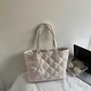 Bolso de Mano de Alta Gama Gran Capacidad Bolsa de Trabajo para Viajes Diarios Mujer Otoño e Invierno 2025 Nueva Moda Bolso Tote Acolchado