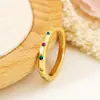 Anillo Yanbai de estilo básico versátil con circón de colores, cobre incrustado con circón, color dorado, anillo de moda para el día a día, sensación de alta gama para mujeres y hombres