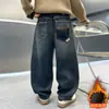 Roupas Infantis Meninos Jeans Soltos com Forro de Lã para o Inverno 2025 Novos Calças Grossas para Crianças Grandes Calças Compridas