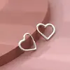 Brincos em formato de coração vazado para mulheres modernos ins elegantes com temperamento brincos em formato de coração brincos individuais doce temperamento brincos de coração de pêssego