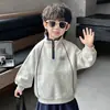 Sudadera deportiva para niños, top otoñal elegante para niños pequeños, nueva ropa casual infantil 2026, camiseta básica tipo pullover para niños pequeños