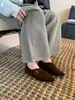 Sapatos femininos com salto grosso e decote em V, novos para o outono de 2026, estilo francês, bico quadrado, com fivela de cinto e design patchwork