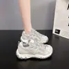 Zapatos casuales deportivos de moda para mujer más vendidos 2026 nueva moda de verano versátiles zapatos tipo dad zapatillas de malla transpirable