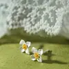 Prata S999, brincos de flor de gardênia pequenos e requintados, nicho, doces, elegantes, design versátil, estilo Xiaohongshu, componentes de cobre, pino de prata