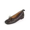 Zapatos Mary Jane europeos invisibles para aumentar la altura con remaches y detalles de lazo, hechos de piel de oveja, con tacón medio y puntera cuadrada, piel genuina, colección otoño 2026 para mujer
