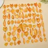 50 gramos de colgantes aleatorios de acrílico transparente color naranja con forma de hoja pequeña para accesorios de pulsera y collar DIY