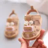 Zapatos de Bebé para Niña de Un Año Estilo Verano Nuevo, Sandalias que Chirrían, Zapatos para Niña Pequeña Princesa de Bebé Suela Suave Cerrados