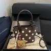 Design de bolsa retrô senso de nicho bolsa de mão feminina 2026 nova bolsa de balde de camurça e pelúcia de bolinhas bolsa de ombro única transversal