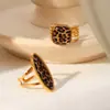 Anel Popular de Aço Inoxidável com Estampa de Leopardo para Mulheres, Anel de Titânio Banhado a Ouro 18K Estiloso e Moderno, Anel de Pulseira