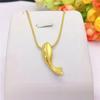 Collar pequeño de pez dorado chapado en oro de latón para mujer, collar pequeño de delfín, moda, joyería de oro de moda, ventas directas de fábrica al por mayor