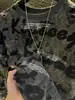 Sudadera de terciopelo con estampado de letras, manga larga, otoño e invierno, con lentejuelas rasgadas, 2025, Lujo accesible, Moderna y versátil para hombre de alta gama