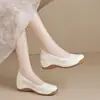 Nuevos zapatos casuales cómodos de estilo chino para madres, nuevo modelo de otoño 2026, tacón de cuña, suela suave, suela gruesa, boca poco profunda, zapatos de cuero suave de una sola pieza