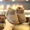 Botas de neve infantis 2026 novos sapatos de inverno para meninas com forro de fleece e design espessado, sapatos de algodão para meninos, sapatos de bebê integrados de couro e pele