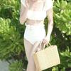 Traje de baño bikini de alta gama para mujer 2024 manga abullonada hombros descubiertos pecho pequeño traje de baño para vacaciones de playa en aguas termales