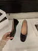 Sapatos Vermelhos de Salto Interno Estilo Francês para Mulheres, Novo 2026 Primavera e Outono Elegantes Sapatos Pretos Rasos com Fivela Quadrada para o Dia a Dia
