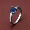 Anel Minimalista Europeu e Americano com Zircônia Quadrada de Quatro Garras, Versátil para Uso Diário, Acessório de Anel Feminino de Cobre Puro, Joia Única de Nicho