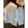 Novos pijamas femininos estilo coreano, suaves para primavera e outono, com estampa de bolinhas azul claro, acabamento contrastante, corte solto, mangas compridas e calças compridas, perfeitos para relaxar em casa