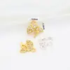 Colgante de Oro Real 18K que Conserva el Color con Circonia Microincrustada Trébol de Cuatro Hojas Mariposa Corazón de Melocotón Material para Pulsera DIY Cuentas D103B