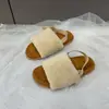 Chinelos peludos coloridos com design contrastante, sandálias femininas de uma tira, coleção de outono 2026 da moda, sandálias rasteirinhas estilosas
