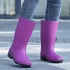 Botas de chuva impermeáveis, estilo moderno de cano médio, confortáveis, com sola grossa, design de cano alto, modelo feminino, grossas e reforçadas, duráveis