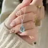 Colar de Zircônia Gota d'Água Azul para Mulheres, Corrente Clavicular de Luxo Leve de Nicho de Alta Qualidade, Acessório de Moda Versátil para o Dia a Dia