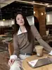 Suéter de tricô feminino falso duas peças com gola polo branca de cor contrastante, manga longa, caimento justo, elegante, adequado para o trabalho