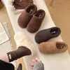 Chinelos de algodão femininos sem cadarço, estilo 2026, chinelos fofos, design coreano moderno, bico fechado, sola grossa, com característica interna de aumento de altura e forro de algodão quente para o inverno.