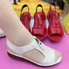 Bestseller transfronteiriço 2025 novo modelo de verão sandálias femininas para mães, couro macio plano, sola macia, sola de borracha, sapatos confortáveis para meia-idade e idosos