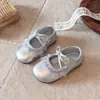 Sapatos Pequenos de Couro para Meninas 2026 Primavera/Outono Novo Estilo Britânico Solado Macio Sapatos de Princesa para Bebê Sapato Mary Jane Infantil