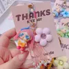 HD7427A08 Muñeco de Dibujos Animados Borla de Flor Llavero Colgante de Perlas Accesorio para Bolsa de Muñeca Correa para Teléfono Móvil