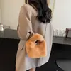 Bolsas de Pelúcia Transfronteiriças para Mulheres, Moda Tendência Outono e Inverno 2026, Bolsa Transversal com Corrente, Bolsa de Pelúcia Estilo Balde