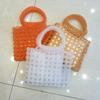 En stock, venta al por mayor, bolso de cuentas tejido a mano, bolso de moda hueco simple, bolso cuadrado portátil informal para mujer, transfronterizo