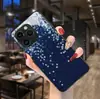 Estilo Europeo y Americano Azul Marino Degradado Silencioso con Patrón Floral Blanco Funda Simple para Teléfono Iphone15 17Pro Funda Dura de Vidrio de Alta Gama