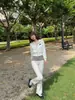 Jaqueta curta de moletom branca slim fit para mulheres, novo conjunto esportivo casual de outono 2026, conjunto completo estilo coreano