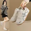 Zapatillas Blancas para Mujer 2026 Verano Nuevas Versión Coreana Estilo Ins para Estudiantes Femeninas Deportivas Casual Versátiles Zapatos de Skate Estilo Urbano MXR16A
