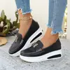 Sapatos Casuais Slip-On de Metal com Sola Grossa de Tamanho Grande para Mulheres 2026 Primavera Novo Estilo Salto Médio Cano Baixo Sapatos Preguiçosos 43