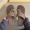 Sandálias planas retrô versáteis antiderrapantes com anel de dedo metálico para mulheres, novo estilo de verão 2026 chinelos de praia
